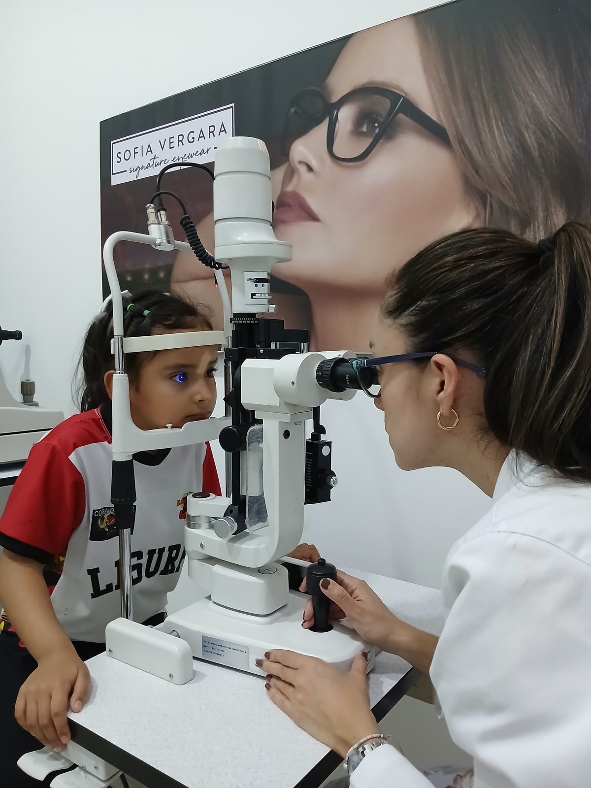 Examen visual con lámpara de hendidura realizado a paciente pediátrico en Óptica Infinito.