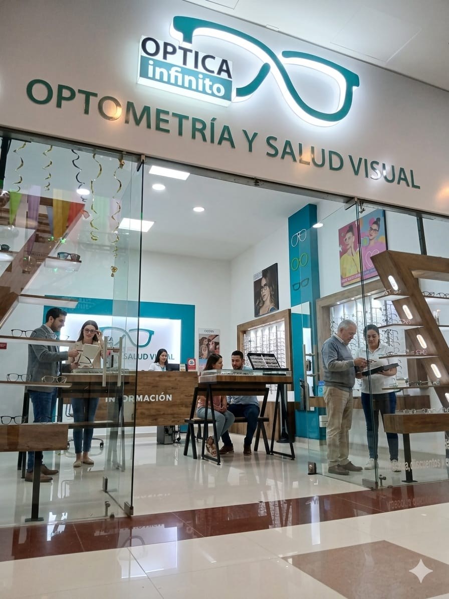 Fachada e interior de Óptica Infinito en el Centro Comercial San Gil Plaza, con clientes recibiendo atención optométrica.